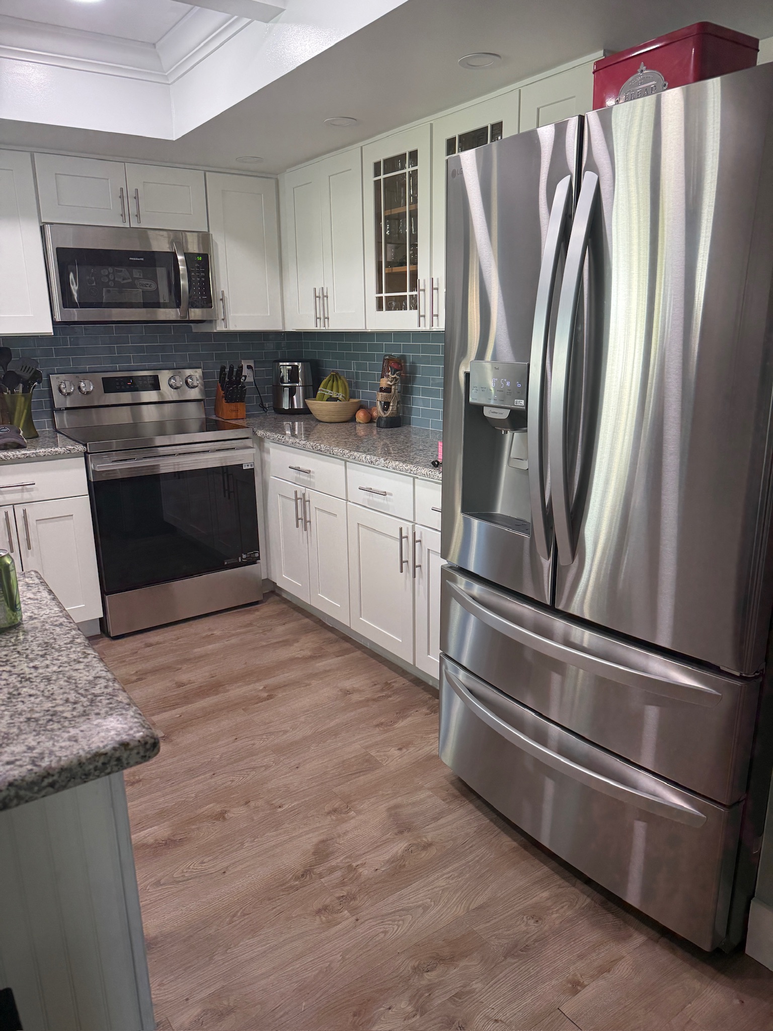 Vero Beach kitchen with new appliances and glass backsplash